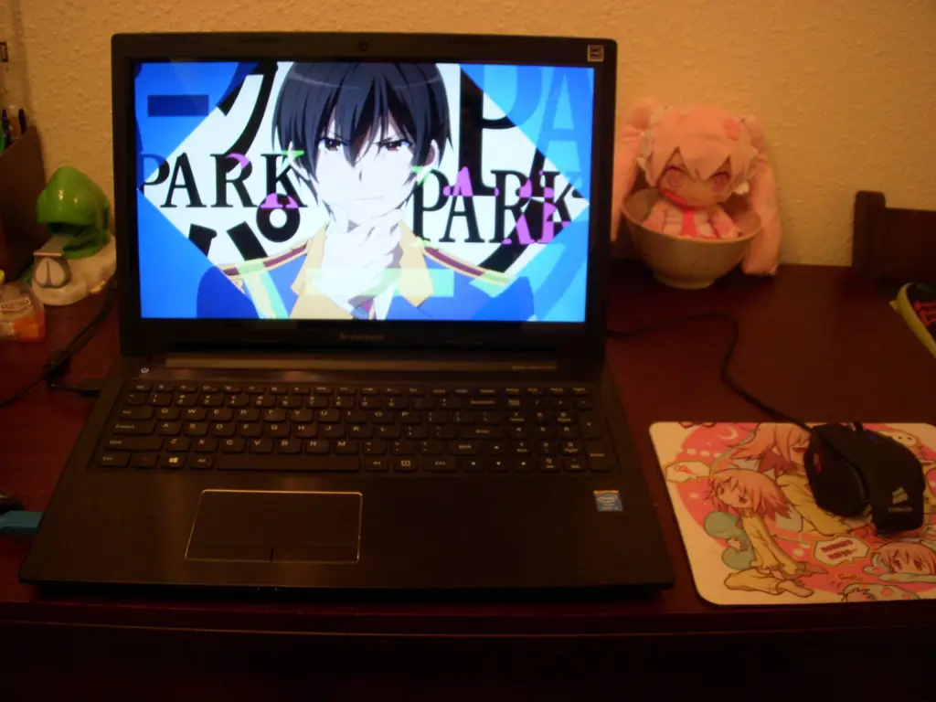 Menikmati Anime Gambar seseorang menonton anime di laptop