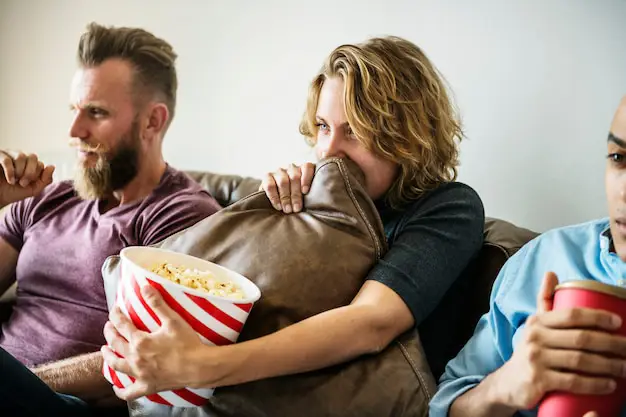 Menonton film anime bersama teman Gambar sekelompok teman menonton film anime bersama