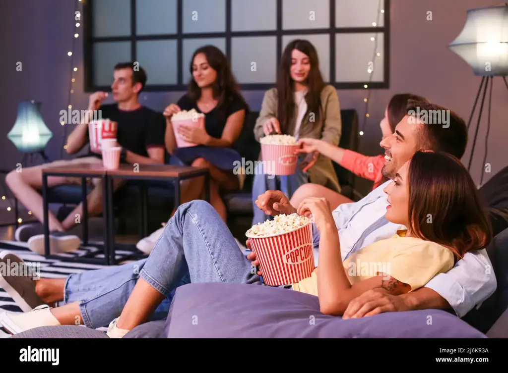 Menikmati film bersama teman Sekelompok teman menonton film bersama