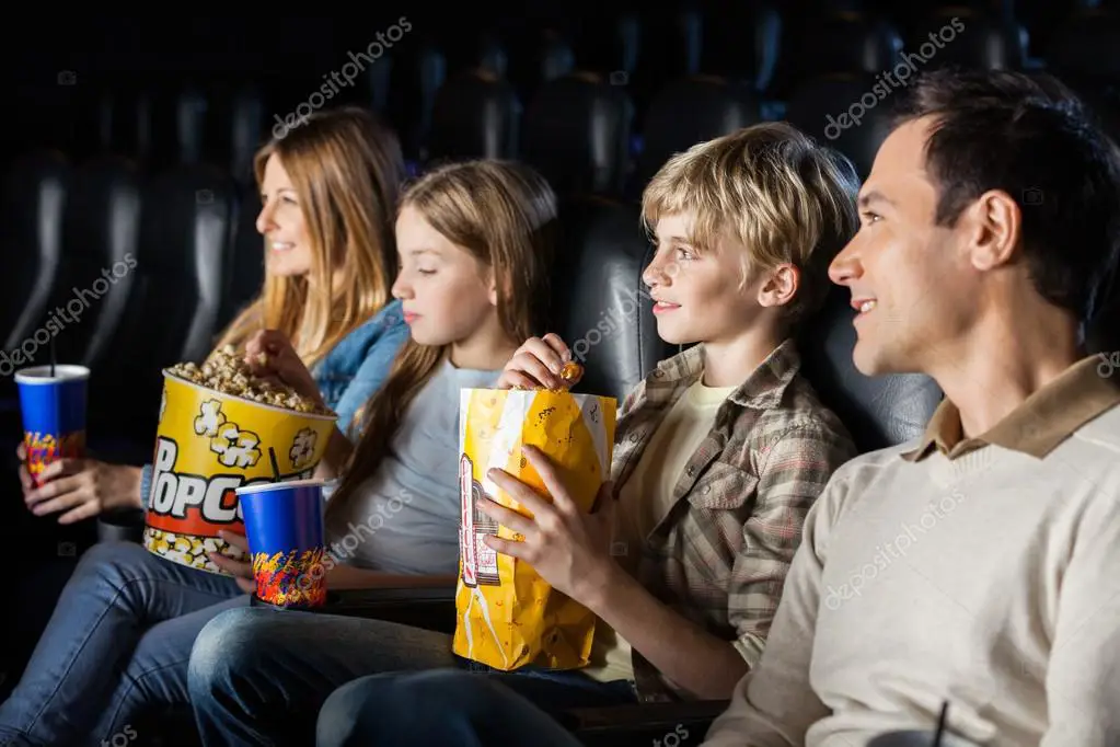 Suasana menonton film yang menyenangkan bersama keluarga Keluarga menonton film bersama-sama dengan nyaman