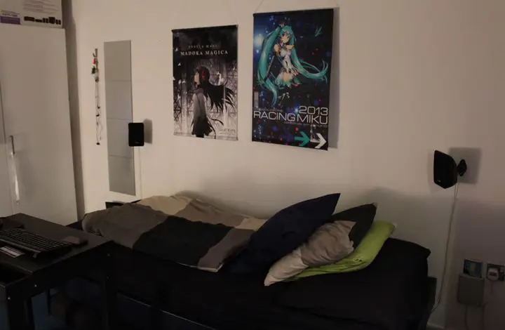 Suasana Menonton Anime yang Nyaman Gambar setup menonton anime yang nyaman
