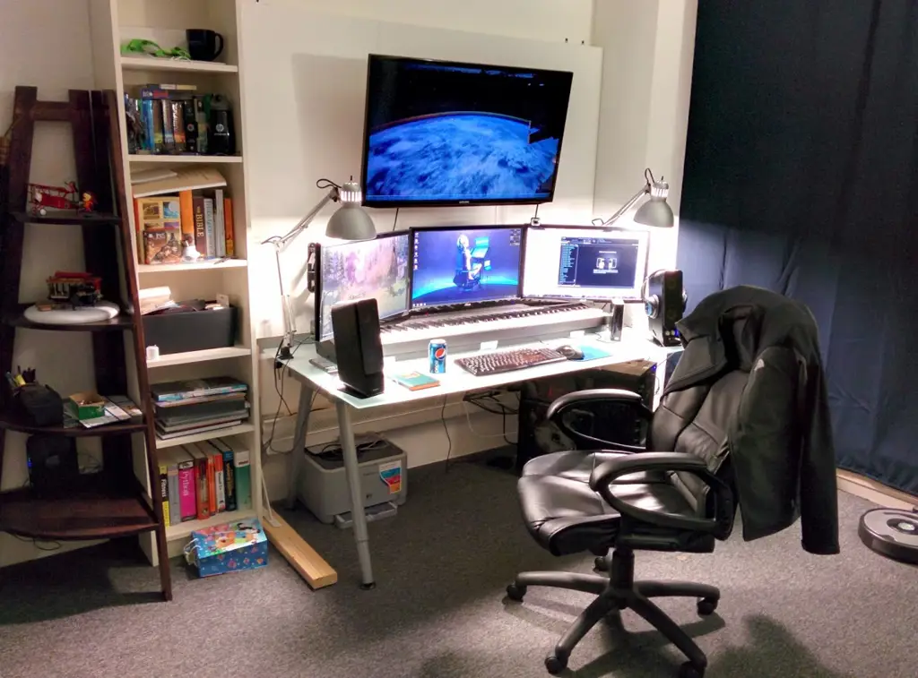 Setup Nonton Anime yang Nyaman Gambar setup menonton anime yang nyaman